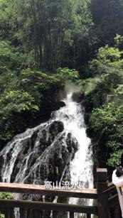 逃离废弃高校